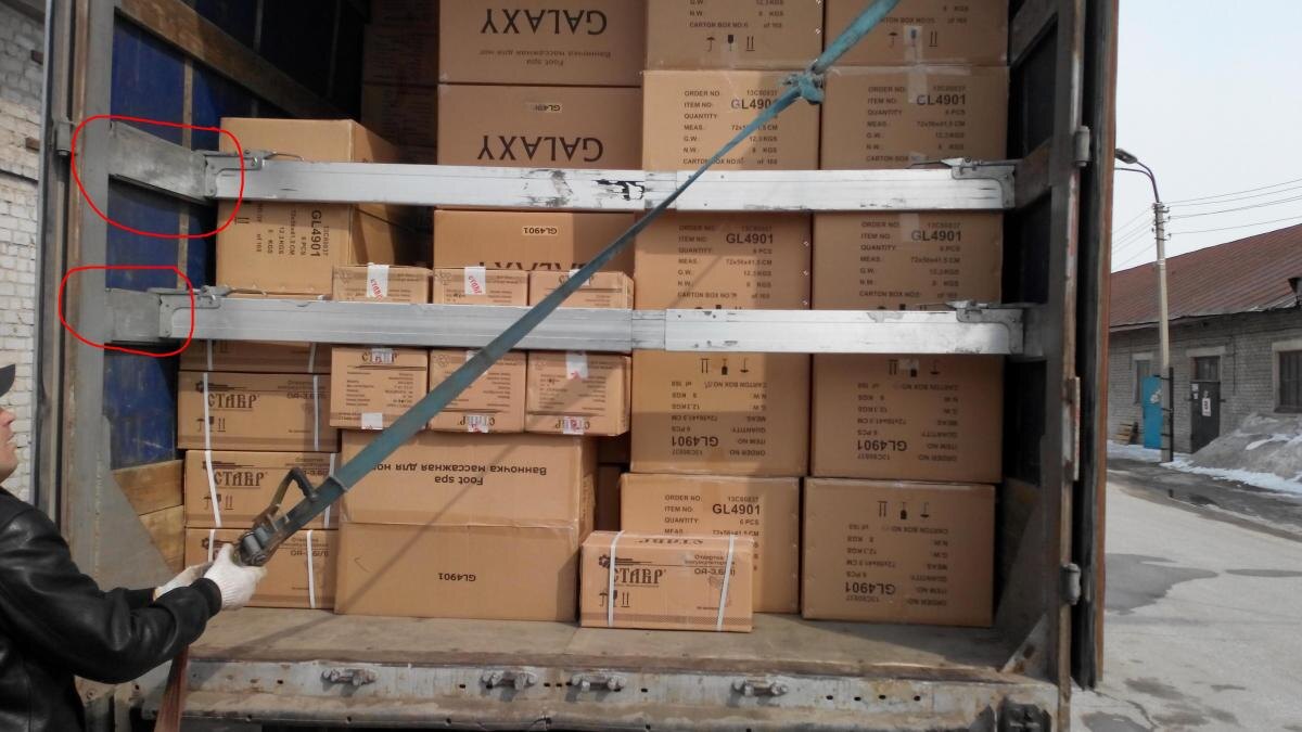 Крепление груза в кузове грузового автомобиля с помощью распорок