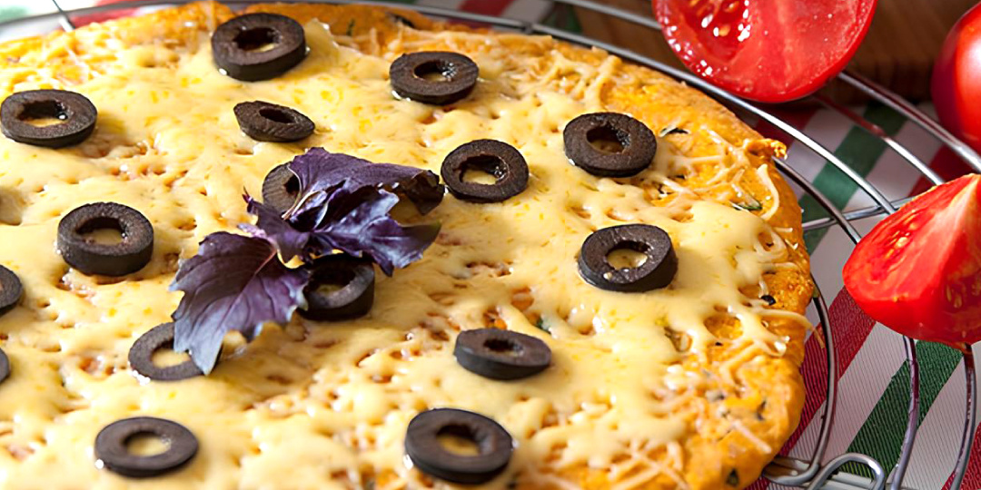 Вкусно, просто, полезно – томатная лепёшка с базиликом, чесноком и сыром из муки с отрубями