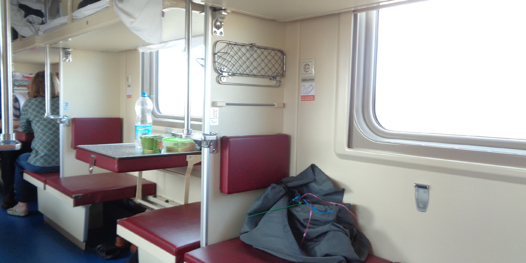 В плацкарт вошла благообразная пожилая дама. Пришлось уступить низ, и это было лучшее решение