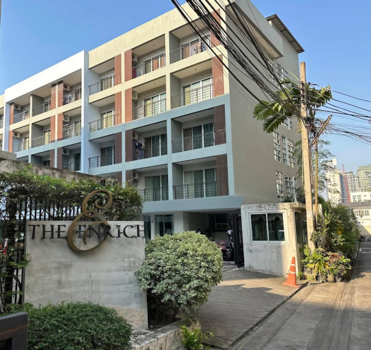 Снимал квартиру в  кондо The Enrich Sathon.