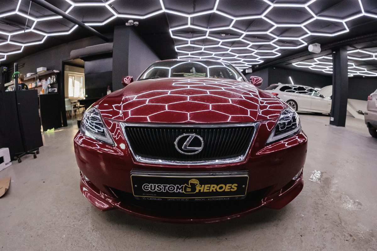 Источник фото: https://custom-heroes.ru/raboty/vid-uslugi/okleyka-poliuretanovoy-plenkoy/deteyling-okleyka-far/lexus-is-250-chistota-komfort-i-zaschita-v-kazhdoy-detali/