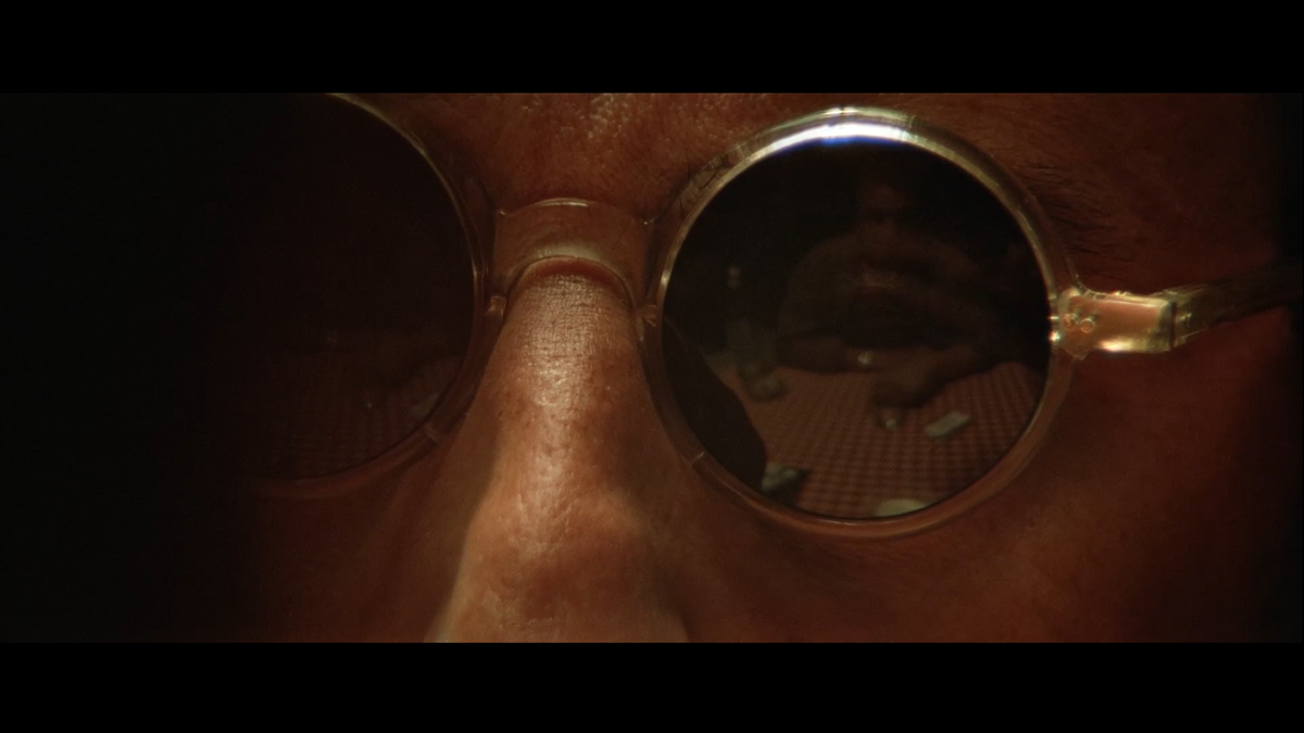 Безупречное представление героя, которое еще и удачно обманывает зрителя и его первое впечатление.