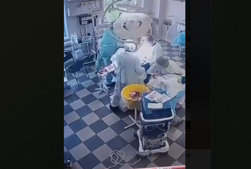 Врачи в Камчатском онкодиспансере во время операции [https://t.me/kamchatka_life2022/19798]