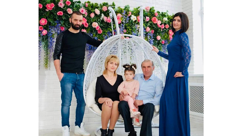Вся семья в сборе. В центре - внучка Ангелия