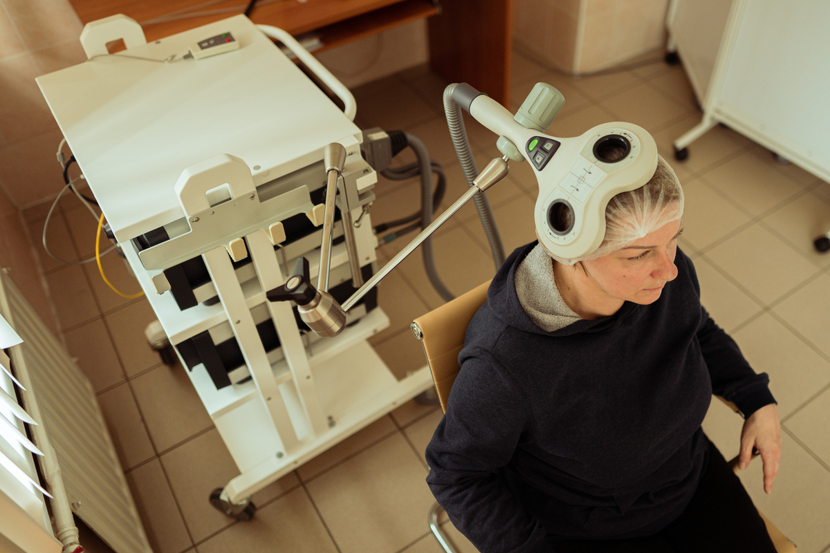 Процедура ритмической транскраниальной магнитной стимуляции 