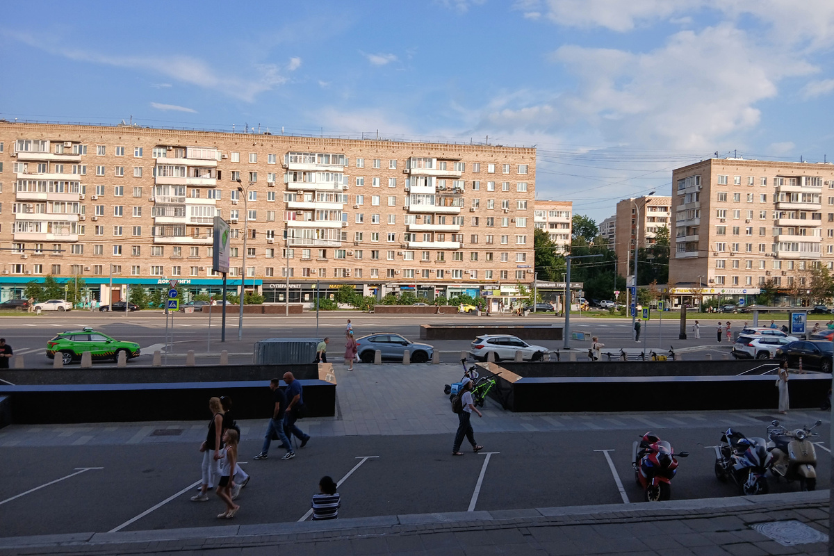 Комсомольский проспект, на ступенях МДМ