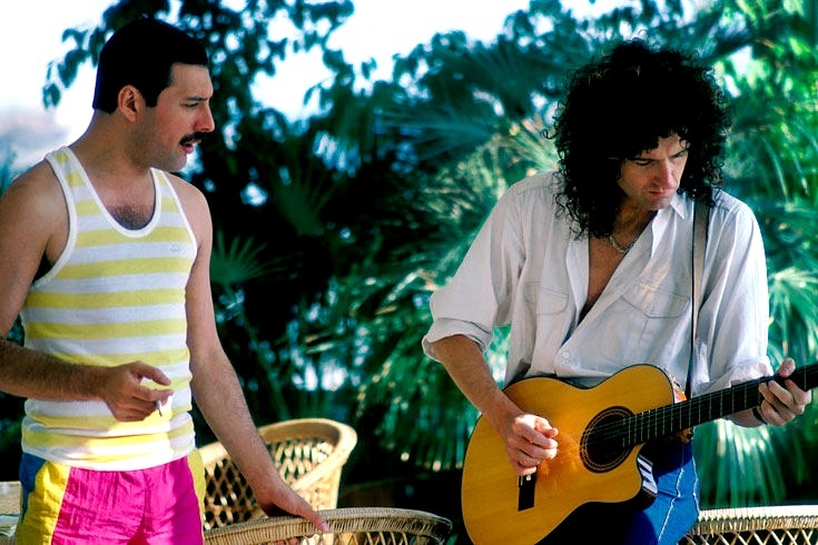 Брайан Мэй и Фредди Меркьюри репетируют "Tavaszi szél vizet áraszt" в отеле в Будапеште