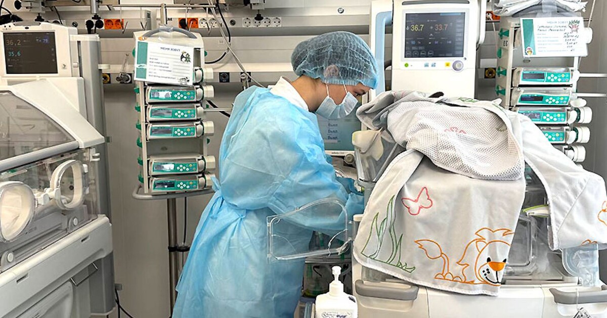 Студенты должны проверять специальные инкубаторы для новорождённых.