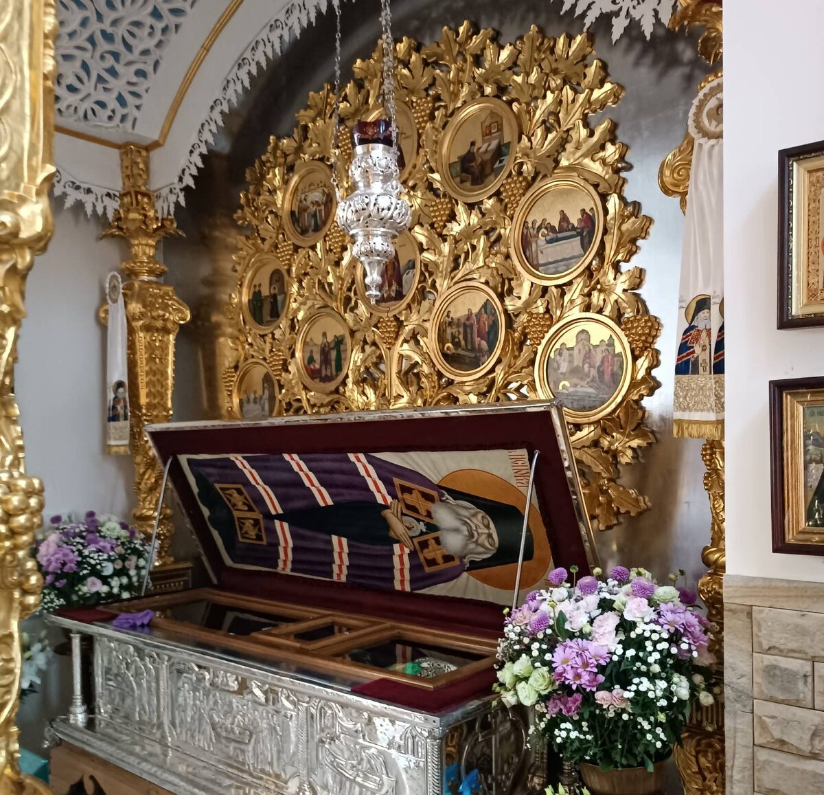 Серебряную раку для мощей святителя Луки в 2002 году подарили греческие священнослужители