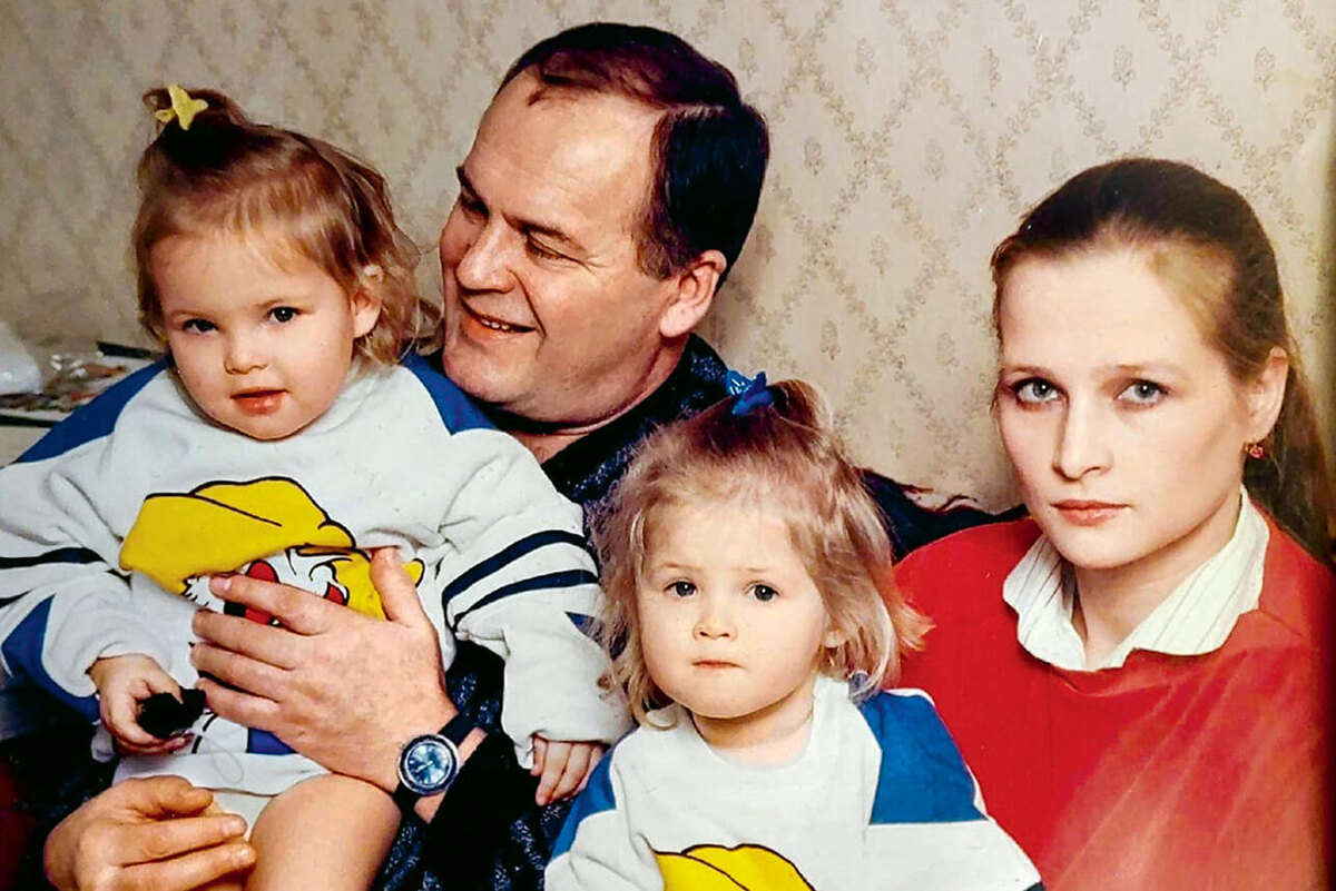 Фото: Валерий с женой и дочками, фото из Яндекс.картинок