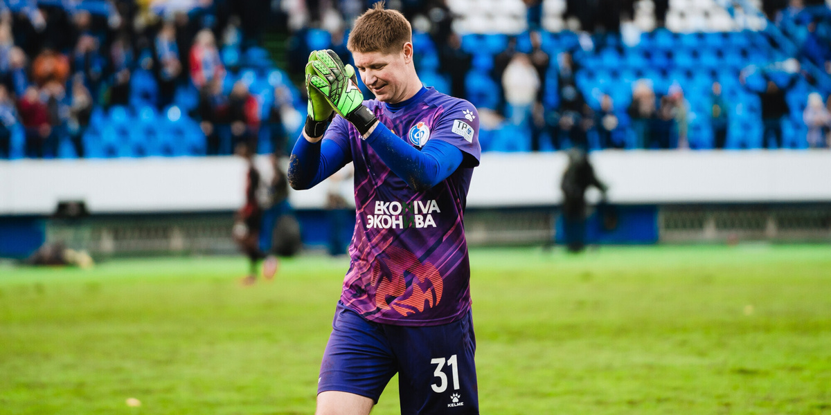 Александр Беленов в свитере "Факела". Фото news.sportbox.ru