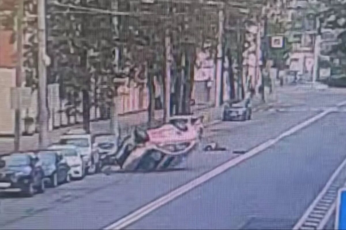    Таксист сбил пешехода и перевернулся на Петроградской стороне в Петербурге