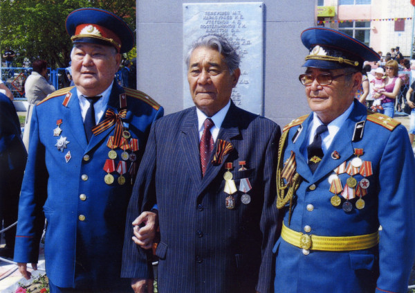 Слева  на фото Курмангали Иманалиев 