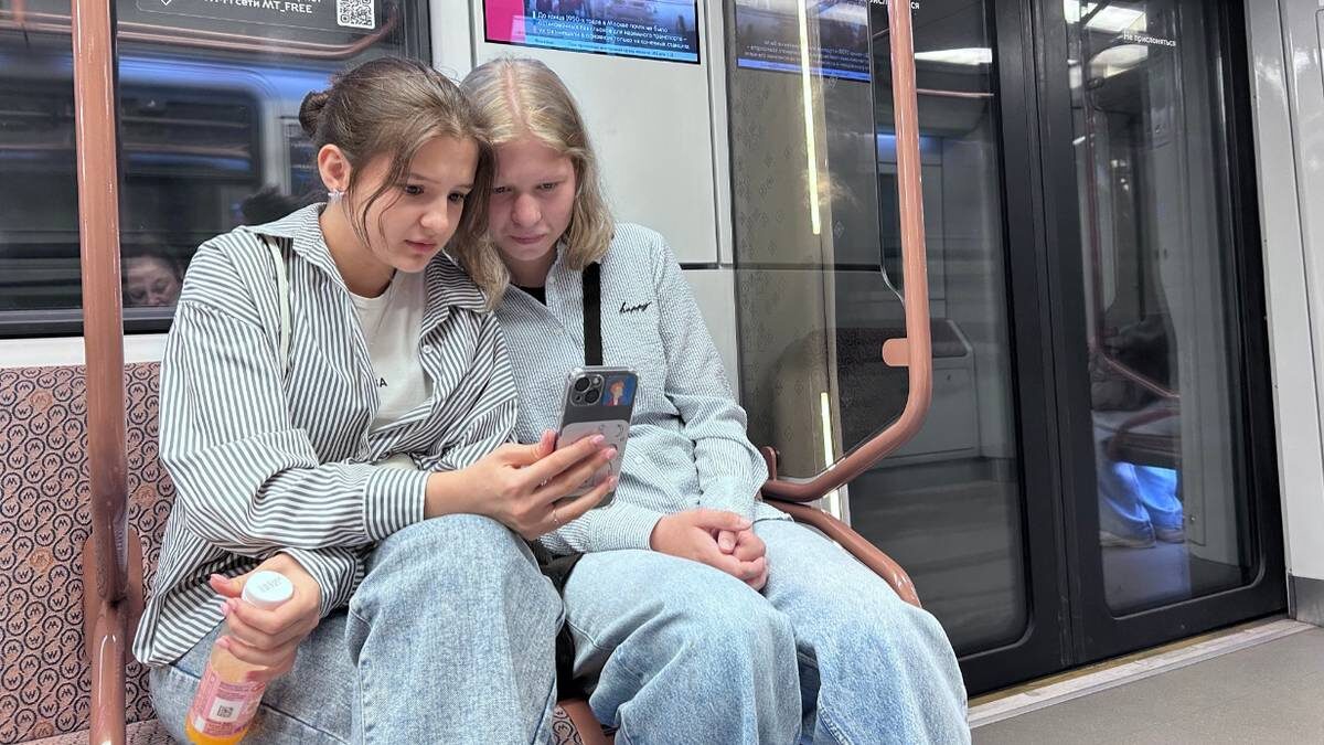    Москвички Майя Иваницкая и Ксения Стрельникова ищут, где в смартфоне можно отключить спам / Фото: Оксана Витошнова