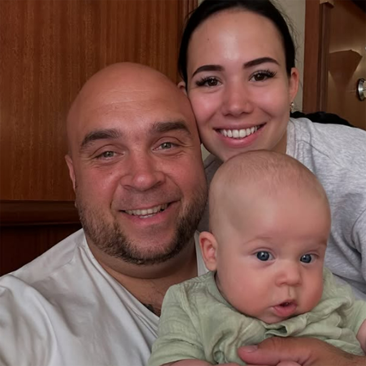 Глеб Жемчугов с женой Настей и сыном Добрыней. Фото: соцсети Глеба Жемчугова