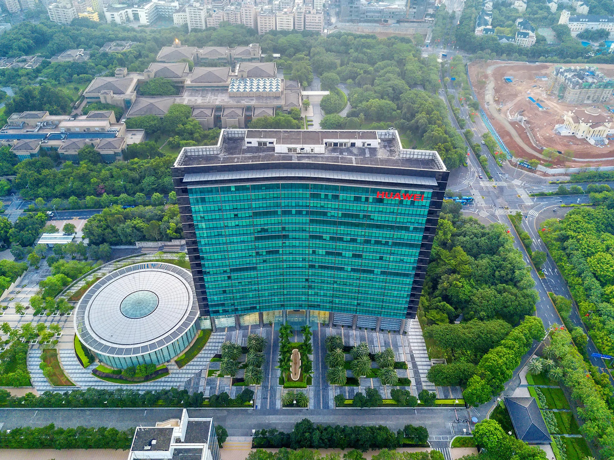 Интересные факты
Акционеры: 99% акций принадлежат сотрудникам через профсоюз.

Корпоративный дух: Лозунг «Постелить соломку там, где упал товарищ» — культ командной работы.

Электромобили: Совместно с Seres выпустила модель Aito M9 с автопилотом на HarmonyOS.

6G: Первые тесты запланированы на 2025 год.

Искусственный интеллект: Чип Ascend 910 превосходит NVIDIA A100 в задачах обучения нейросетей.