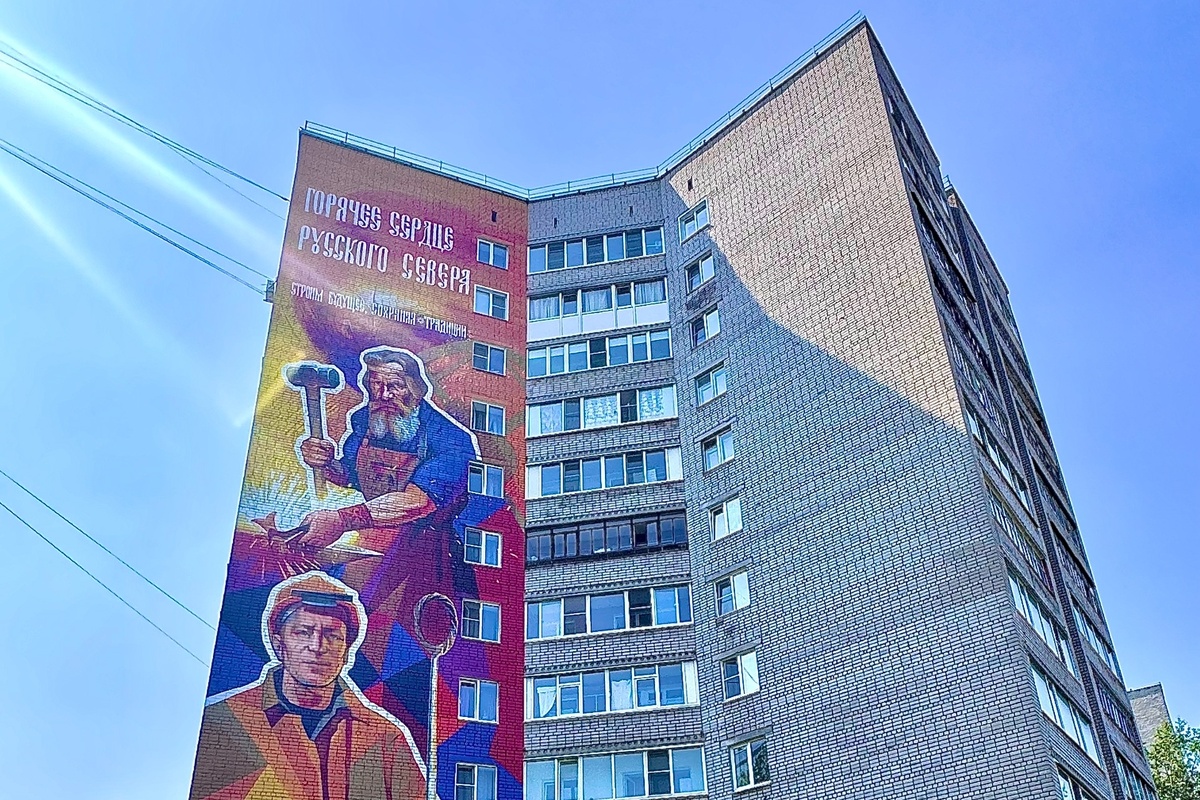    Речь об изображении кузнеца и сталевара на фасаде многоэтажки на Северном шоссе, 15