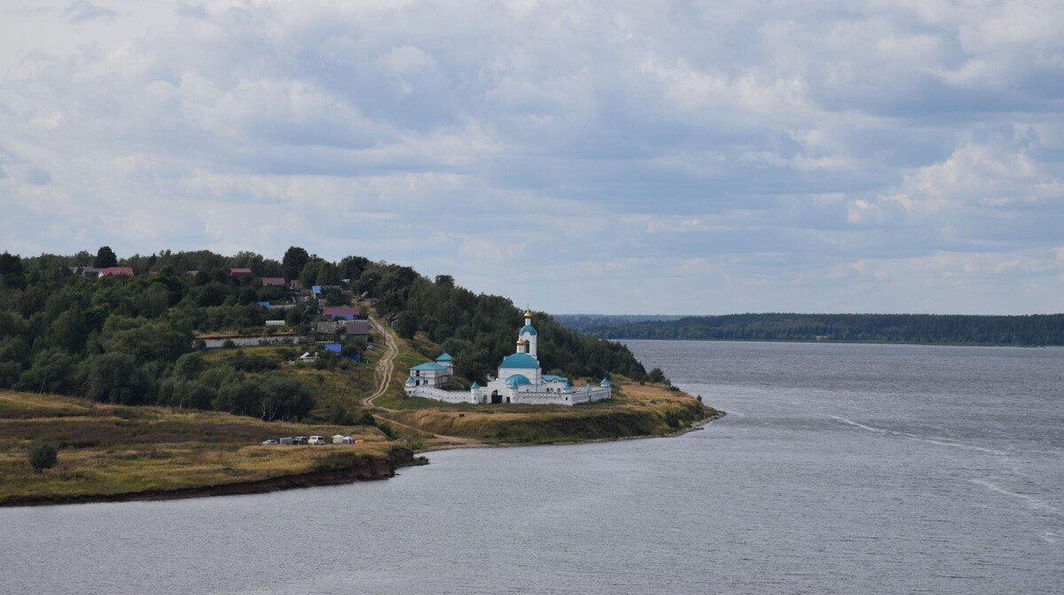 Село Покровское, где родился и вырос Леонид Багров, — один из центров волжского деревянного судостроения. Фото: Российское географическое общество.