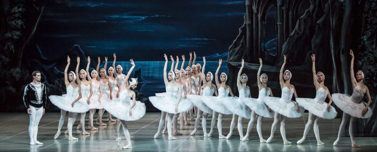 Сцена из "лебединого озера", фотография из открытых источников Яндекса