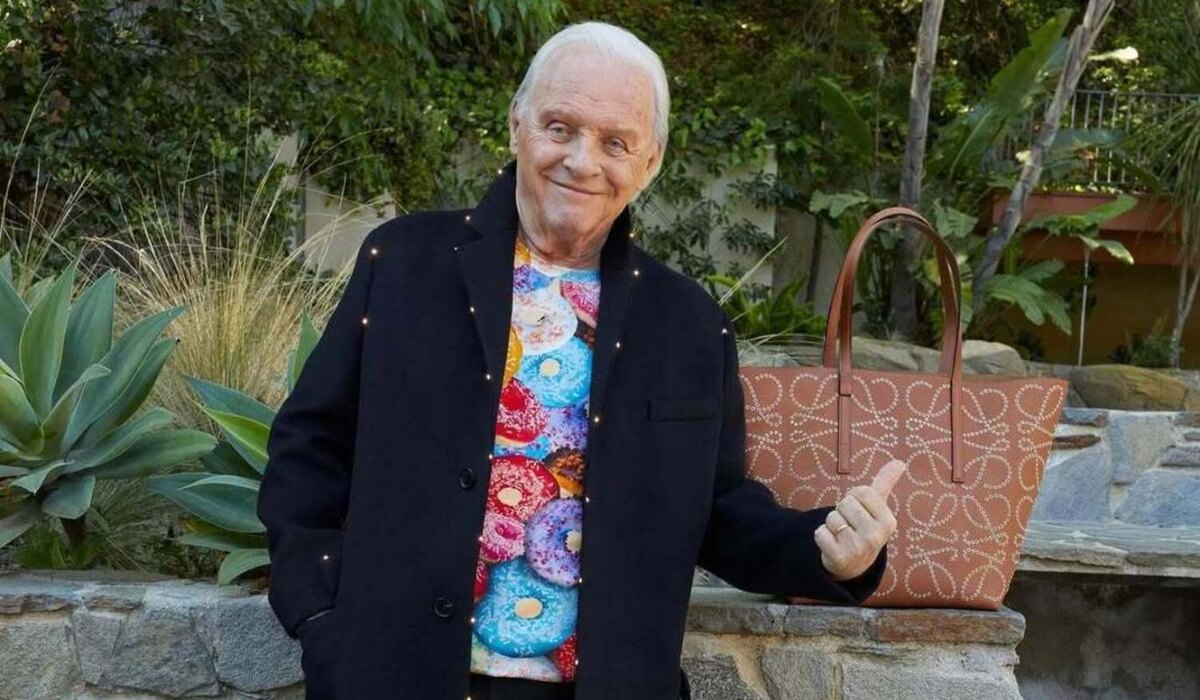     Энтони Хопкинс повторил сцену из "Молчания ягнят", примерив бандаж для лица бренда Кардашьян