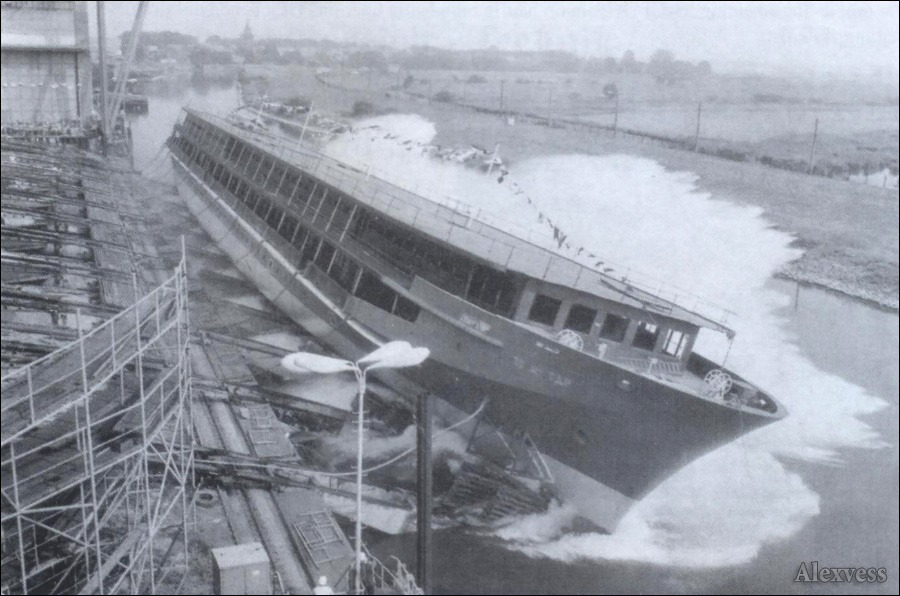 Новый теплоход проекта 301 спускают на воду. Фото из архива судоверфи в Бойценбурге.