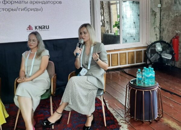 Полина Фиофилова, директор по развитию коммерческой недвижимости агентства KNRU (справа) на конференции Avito в Петербурге