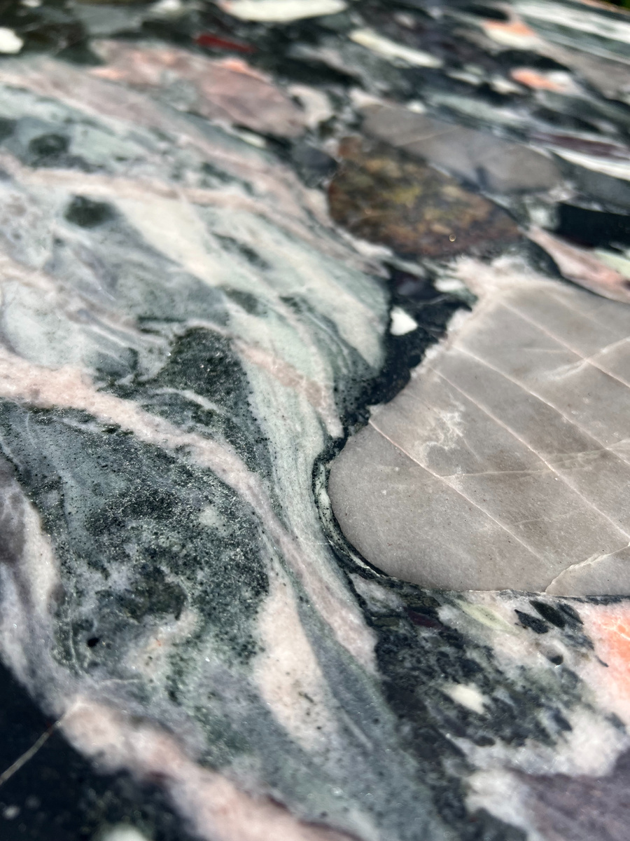  Мир гранита — это настоящий калейдоскоп оттенков, текстур и узоров, который способен удивить и восхитить любого ценителя натурального камня.