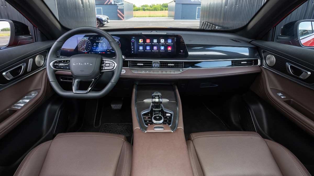 Передняя часть салона Chery Tiggo 7L