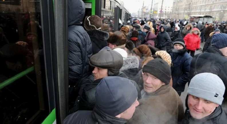 Пробка, но из людей: обычное дело в крупных городах утром / transport.mos.ru