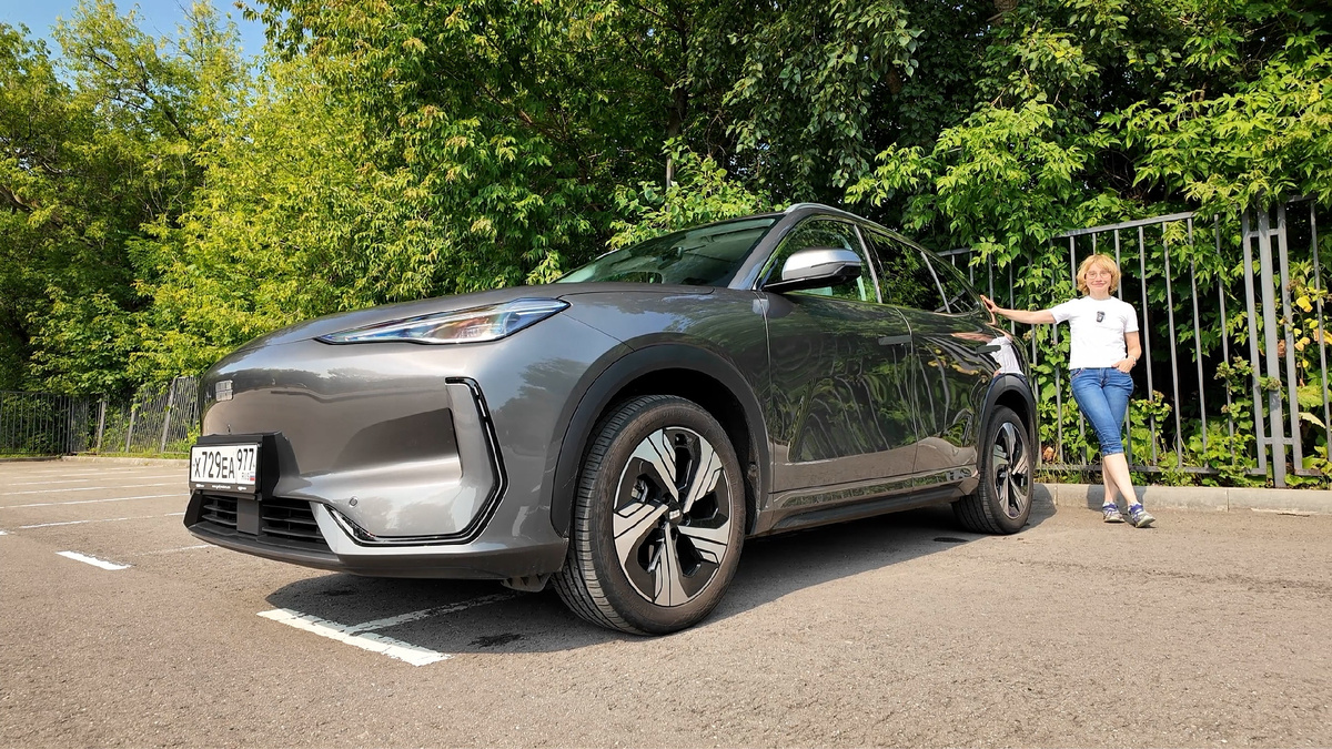 На фото - автор материала Татьяна Елисеева с новым электрическим кроссовером Geely EX5.