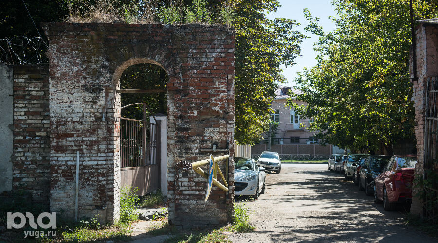     Восточный вход на Всесвятское кладбище Фото Елены Синеок, Юга.ру