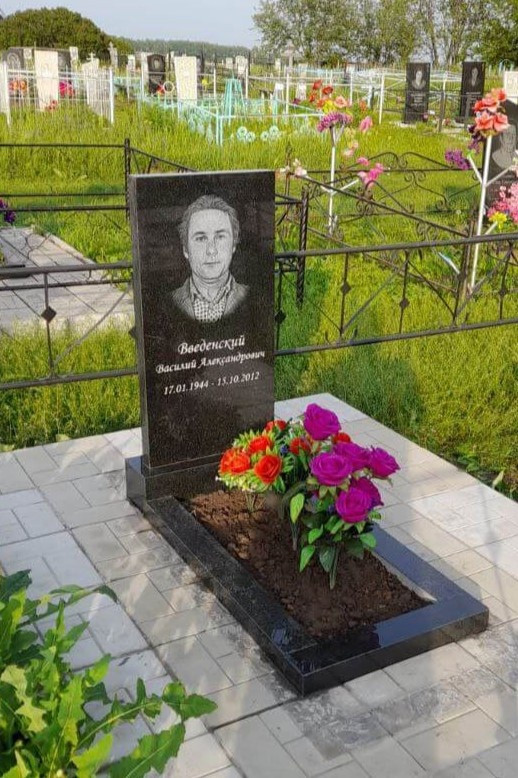 Памятник из черного гранита