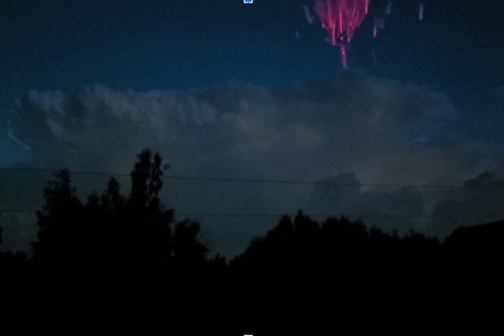 Спрайт над Нижним Новгородом. Кадр из видео, сделанного 13 июля 2025 года. Автор Сергей Округин.