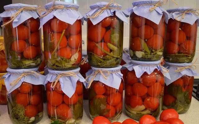 Рецепты консервирования очень вкусных маринованных помидоров на зиму