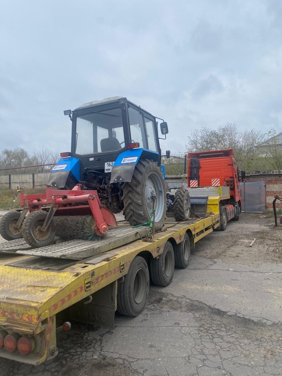 Перевозка трактора МТЗ на трале. Фотоотчет с погрузки. Хорошо видны элементы крепления груза.