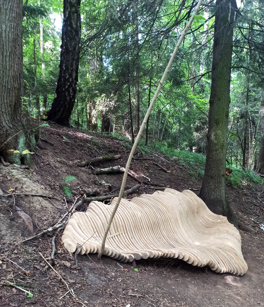 Эта биоморфная скамья похожа на фрагмент перевернутой шляпки гигантского гриба.