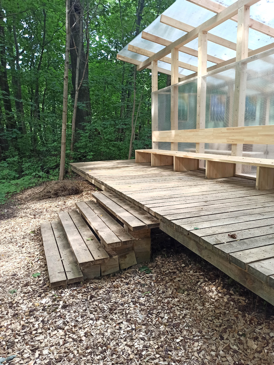 Это большой павильон в начале маршрута. Тут при желании и в приемные часы можно поговорить с "лесотерапевтом" и посмотреть большую карту маршрута.