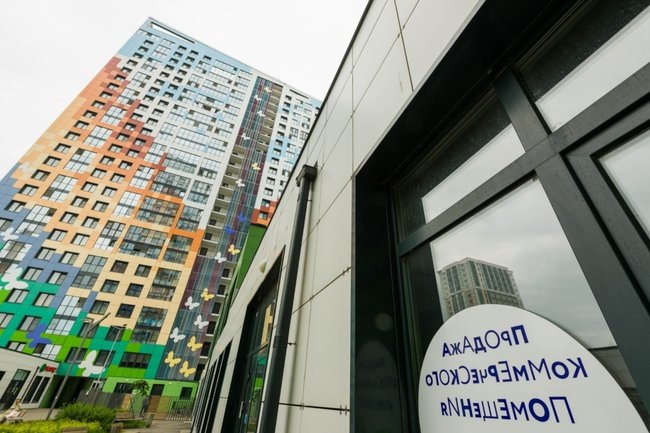 В новых жилых комплексах Петербурга закрываются магазины