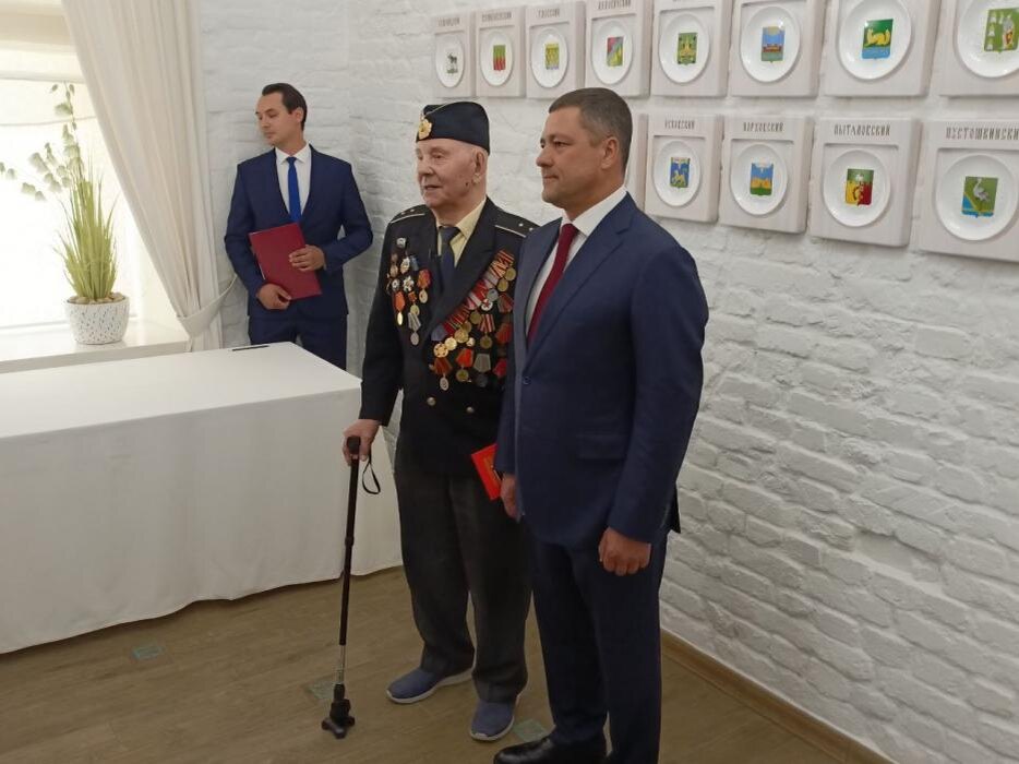Псковский губернатор вручил паспорт выдворенному из Латвии 98-летнему ветерану
Фото: ПАИ
