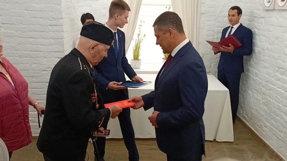 Псковский губернатор вручил паспорт выдворенному из Латвии 98-летнему ветерану
Фото: ПАИ
