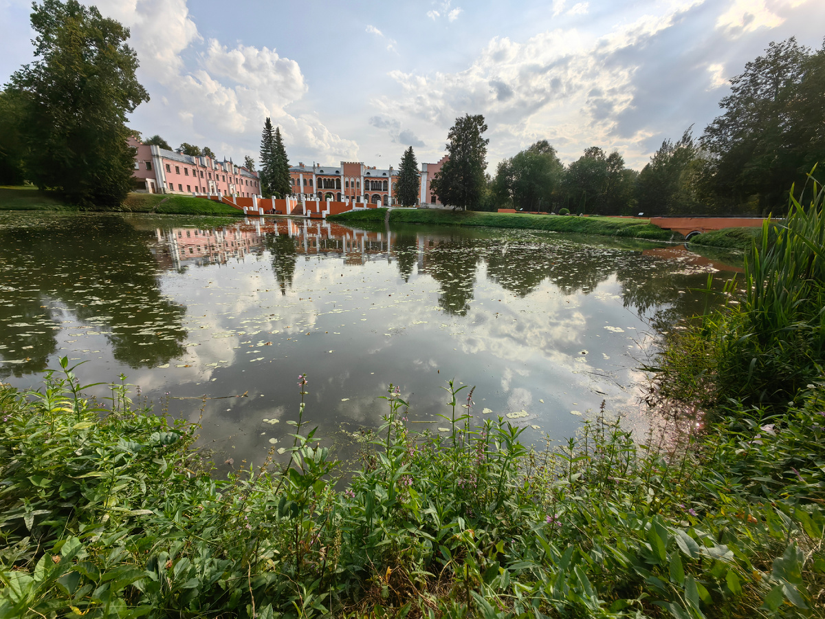 Вид на главный дворец усадьбы