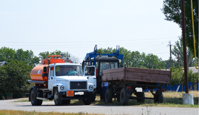 Фото автора. 01.08.2025.  Станица. Заправка в режиме работы.
