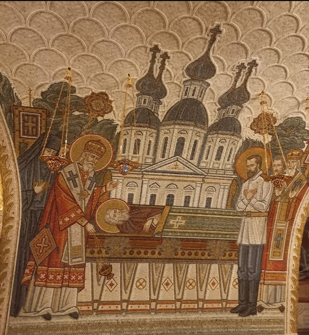 Фото: мозаика Успенского храма Серафимо-Дивеевского монастыря. Обретение мощей и прославление преподобного Серафима в 1903 году🙏
