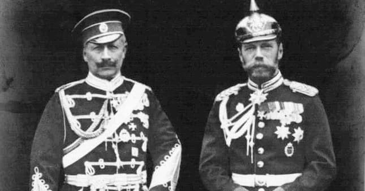 Августейшие кузены: немецкий кайзер Вильгельм II и российский царь Николай II в военной форме армий друг друга.