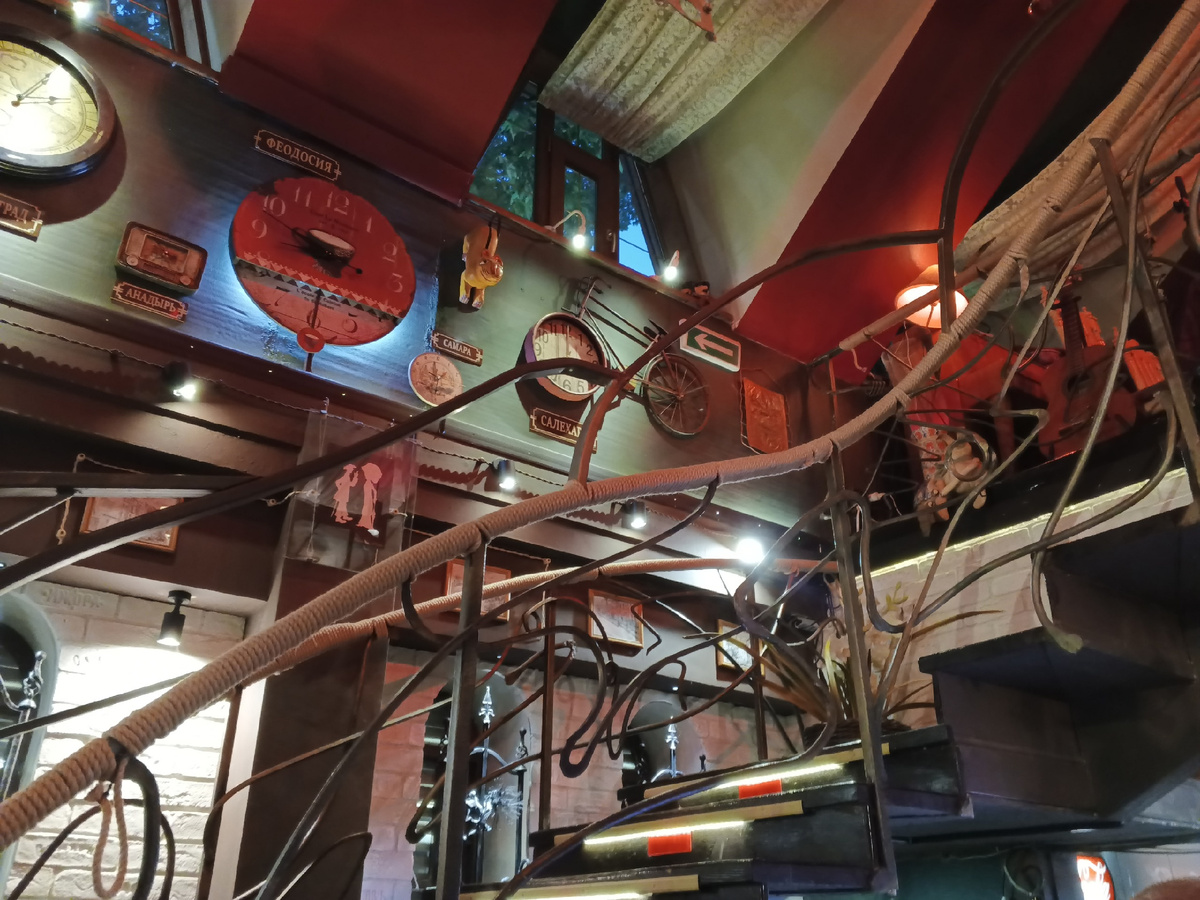 Лестница плавно изгибается. Фото Галины Малышевой.