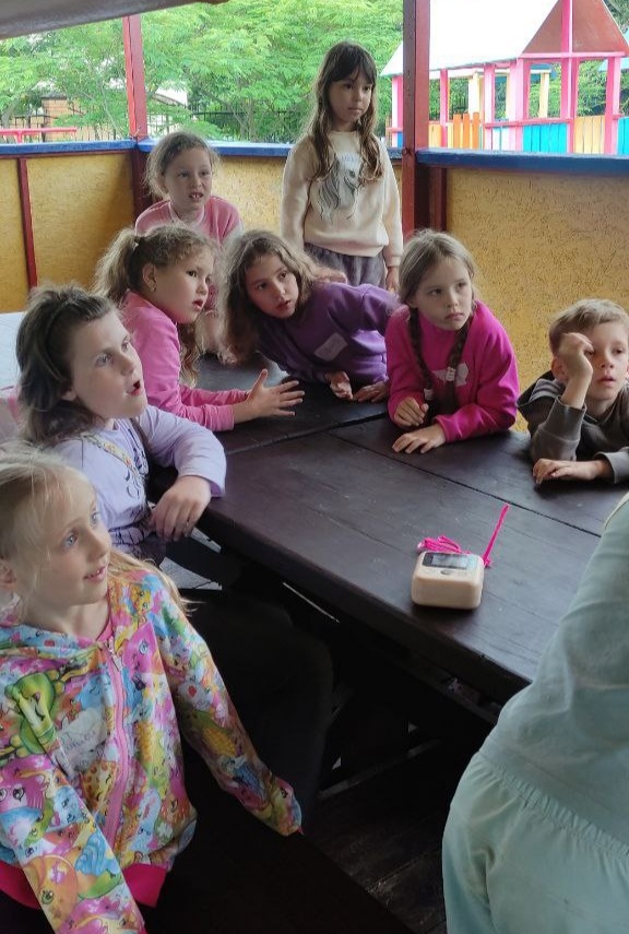 Дети играют в словесную игру и слушают, как в ней на них нападают инопланетяне. Эмоции разные, но от инопланетян все спаслись.