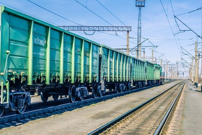 В Челябинске восемь вагонов товарного поезда сошли с рельсов на железнодорожной станции