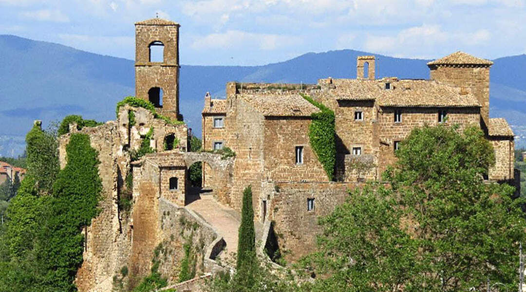 Заброшенный город, зарастающий зеленью. Источник: Яндекс картинки