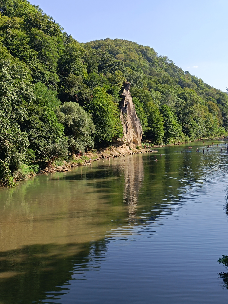 вид с моста на скалу Петушок и реку Псекупс