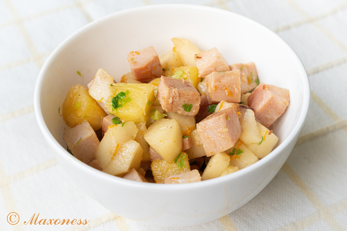 Тёплый салат с окороком, яблоком и ананасом